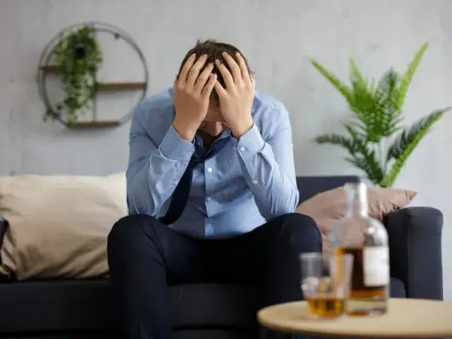 Zdjęcie Czy można pić alkohol przy niedoczynności tarczycy - ważne ostrzeżenia lekarzy