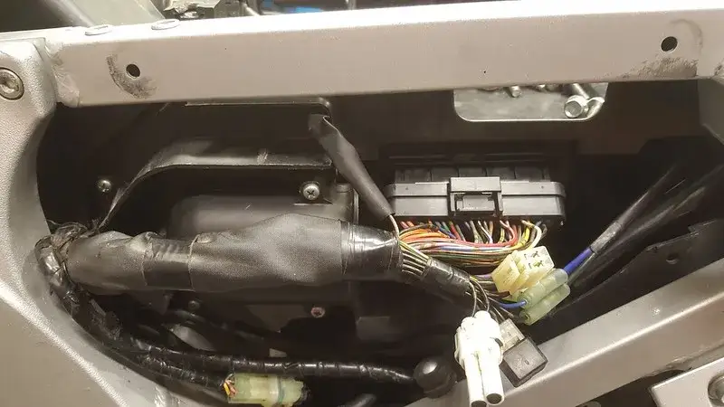 Zdjęcie Gdzie są bezpieczniki Yamaha FJR 1300 i jak uniknąć problemów?