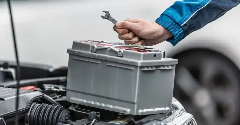 Zdjęcie Jak zamontować akumulator w samochodzie - uniknij kosztownych błęd&oacute;w