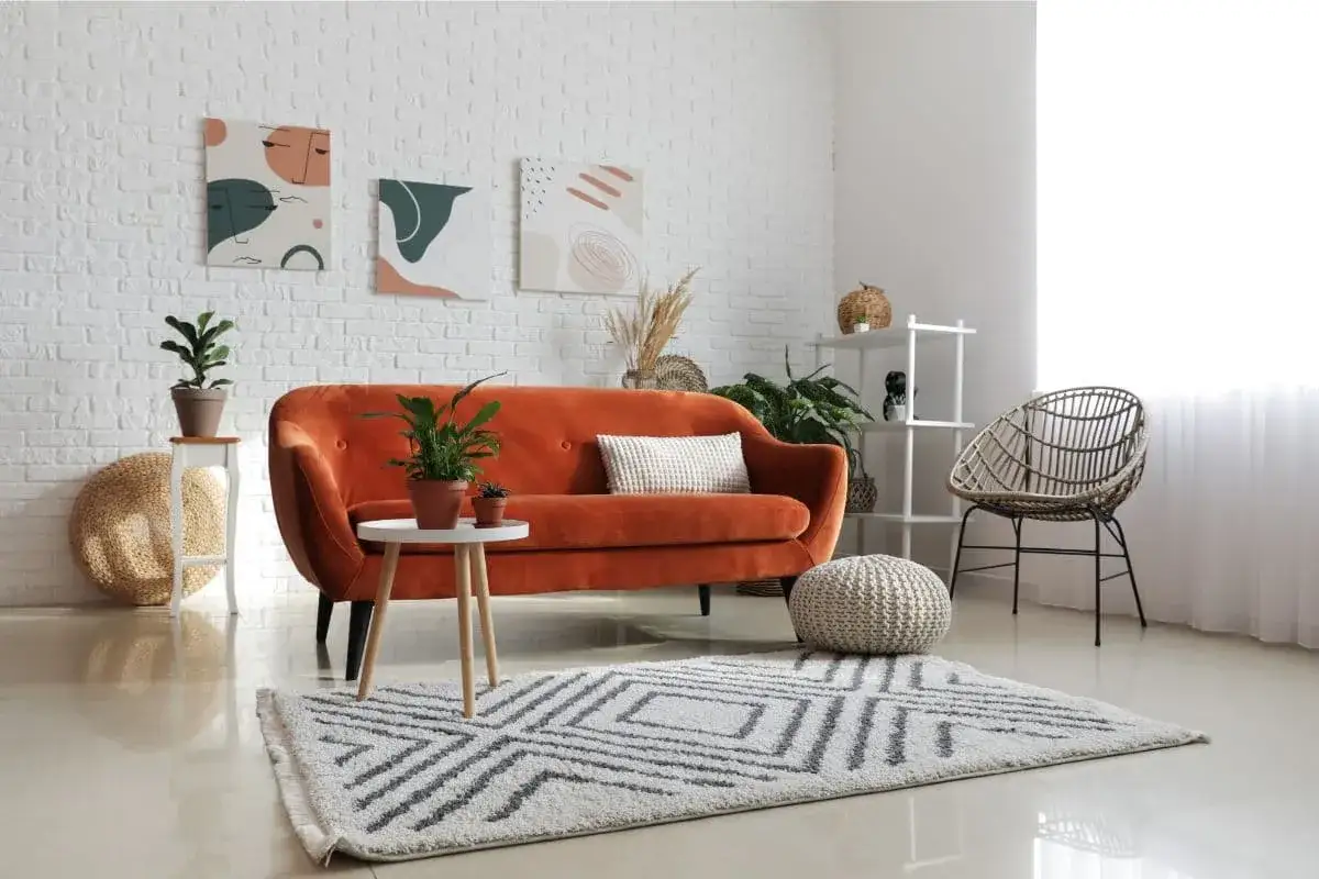Zdjęcie Ruda kanapa jakie dodatki, które sprawią, że wnętrze nabierze stylu