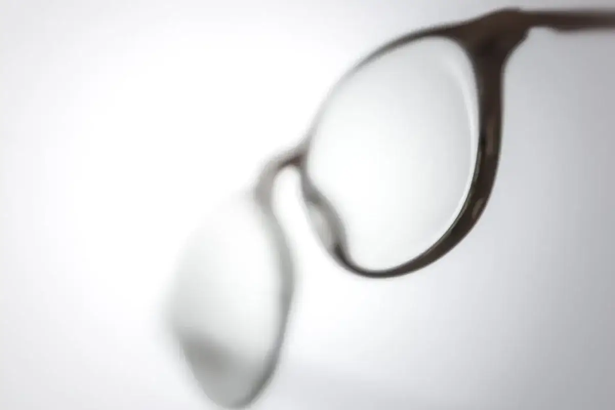 Zdjęcie Czym czyścić okulary, aby uniknąć zarysowań i smug na szkle
