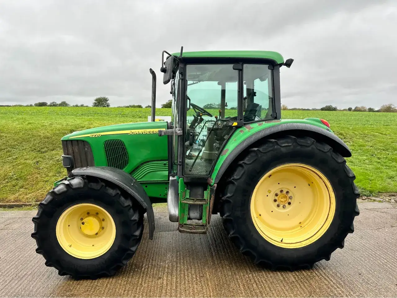 Zdjęcie John Deere 6220 ile ma koni? Zaskakujące fakty o mocy silnika