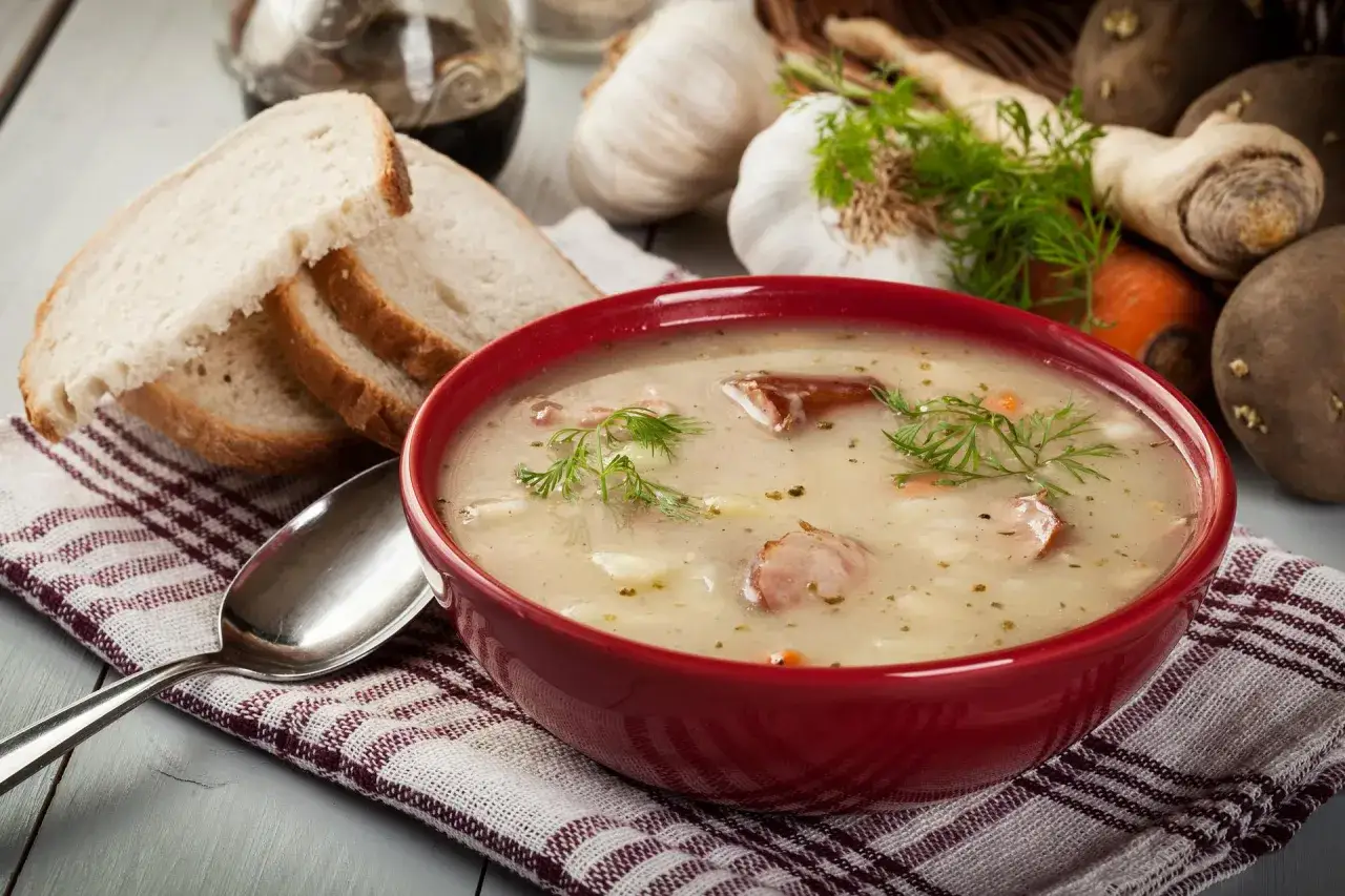 Zdjęcie Żurek - poznaj dokładną kaloryczność zupy i jej wpływ na Twoją dietę