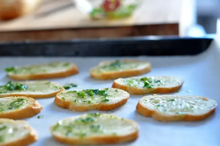 Zdjęcie Jak zrobić grzanki do sałatki cezar, które zachwycą smakiem