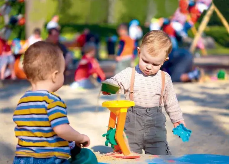 Zdjęcie Co powinno umieć 18 miesięczne dziecko? Kluczowe umiejętności rozwoju