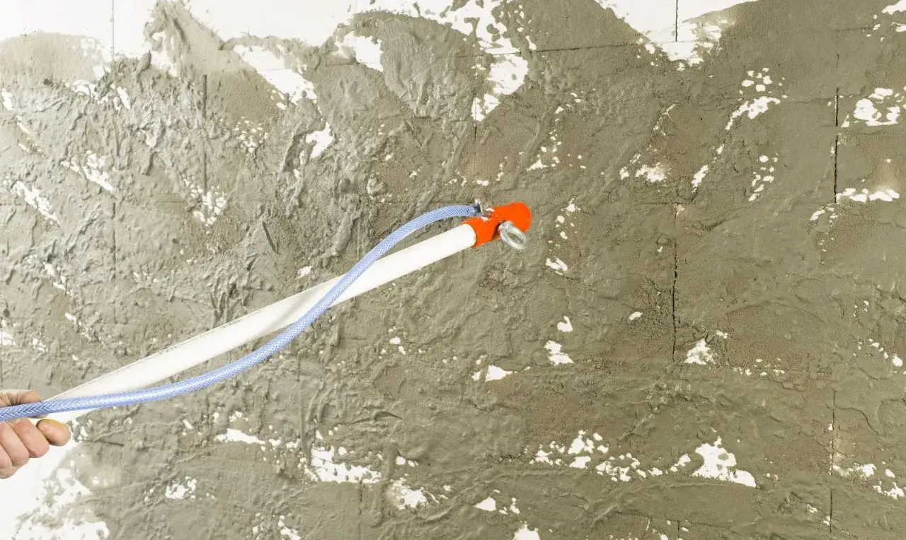 Zdjęcie Czy gruntować tynki cementowo-wapienne przed szpachlowaniem? Kluczowe korzyści.