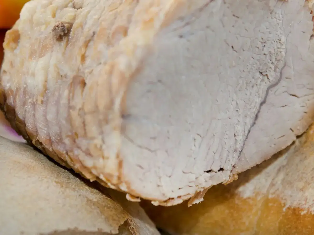 Soczysty schab, idealny do duszenia, by osiągnąć miękkość. Widać jego strukturę i apetyczny wygląd.