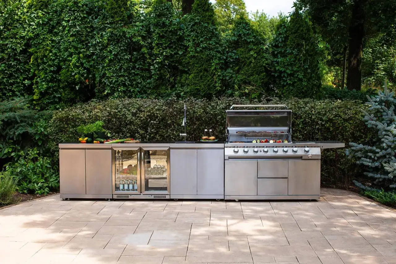 Nowoczesny grill w ogrodzie, z lod&oacute;wką na napoje i miejscem na przygotowanie jedzenia. Idealny na letnie przyjęcia.