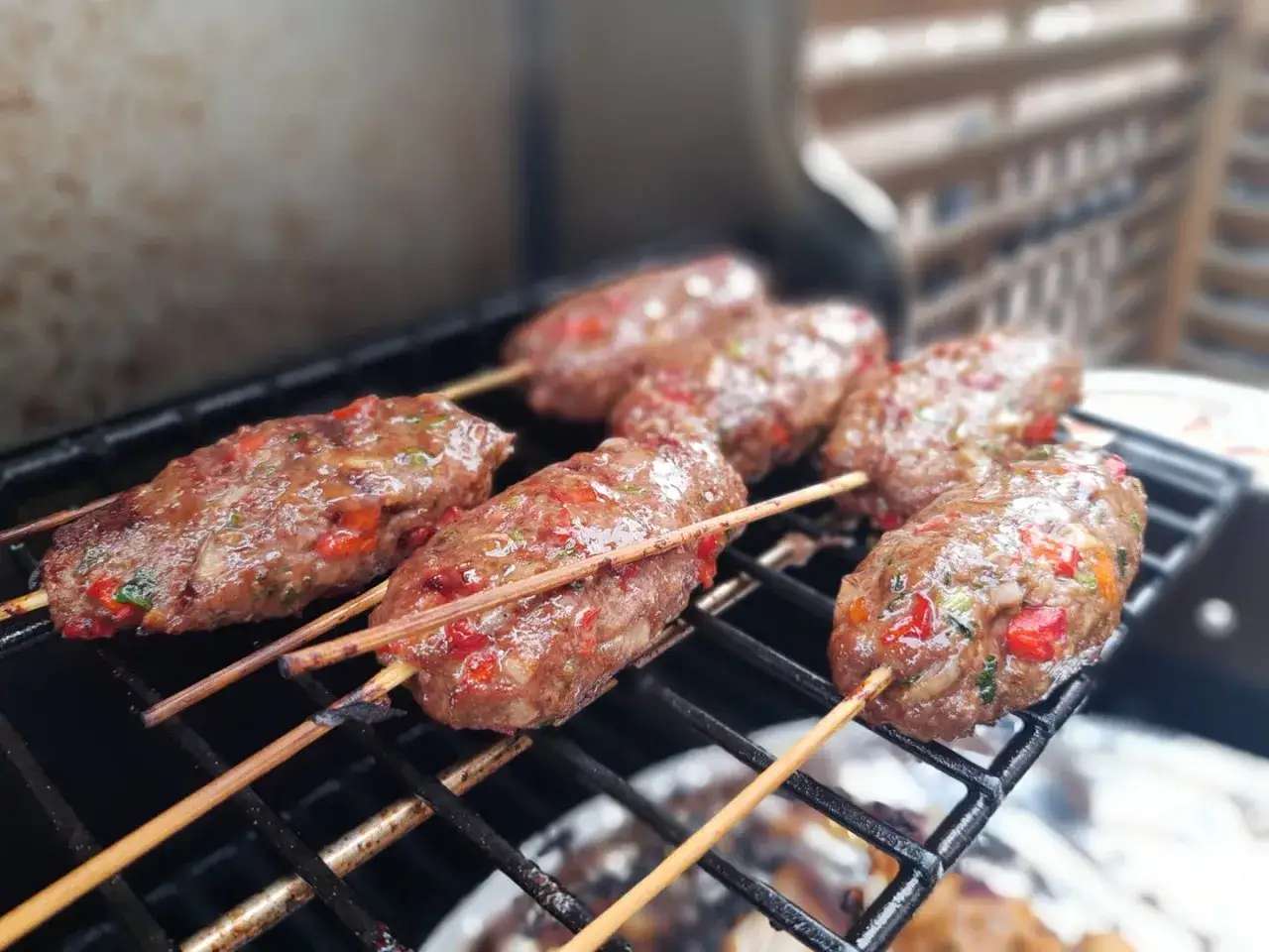 Pyszne cevapcici na grillu, idealne na letnie spotkania. Ten przepis na cevapcici jest prosty i szybki.
