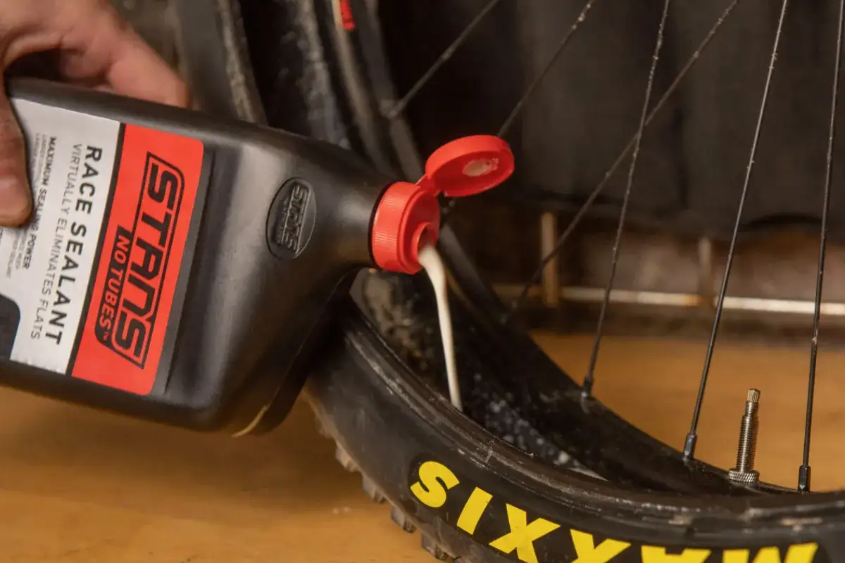 Wlewanie uszczelniacza do opon bezdętkowych. Zapewnia maksymalną ochronę przed przebiciami.