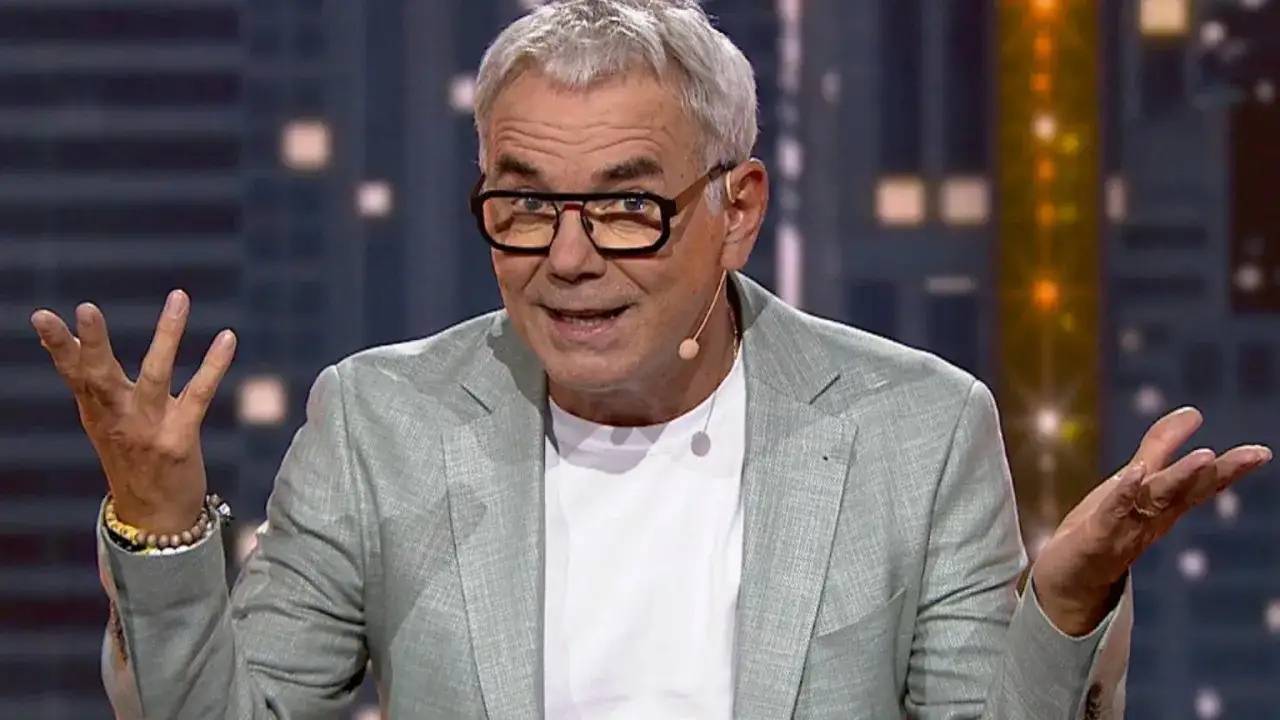 Robert Janowski z gestykulacją, wyjaśniający, dlaczego Robert Janowski naprawdę odszedł z Jaka to melodia po latach.