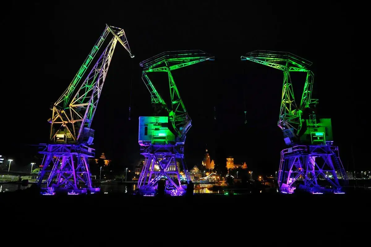 Dźwigozaury Szczecin nocą