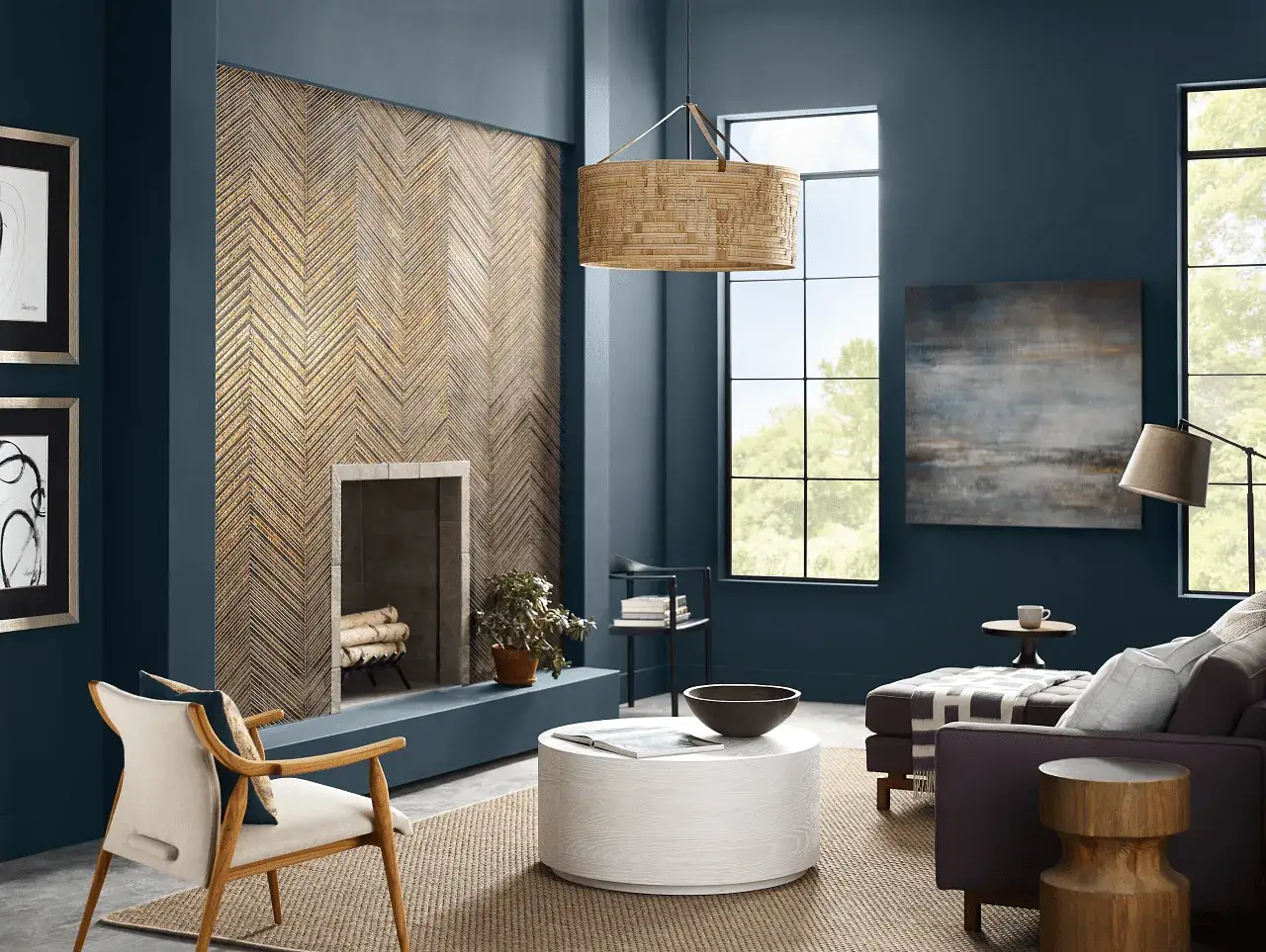 Nowoczesny salon z kominkiem i złotym wzorem. Inspiracje jak pomalować pok&oacute;j w odcieniach granatu i złota.