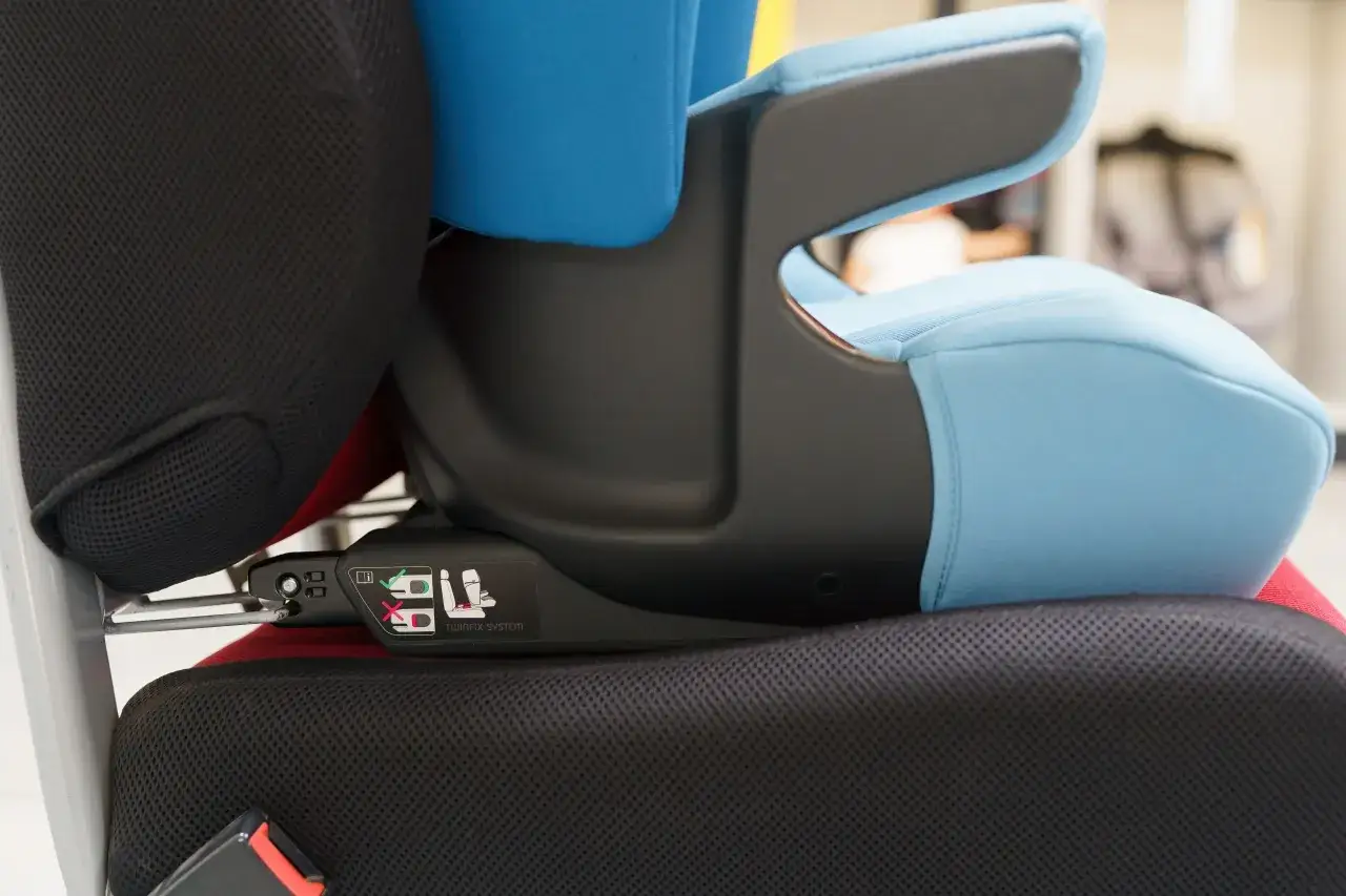 Fotelik samochodowy z systemem isofix z przodu. Wygodne, niebieskie siedzisko i czarne wykończenie.