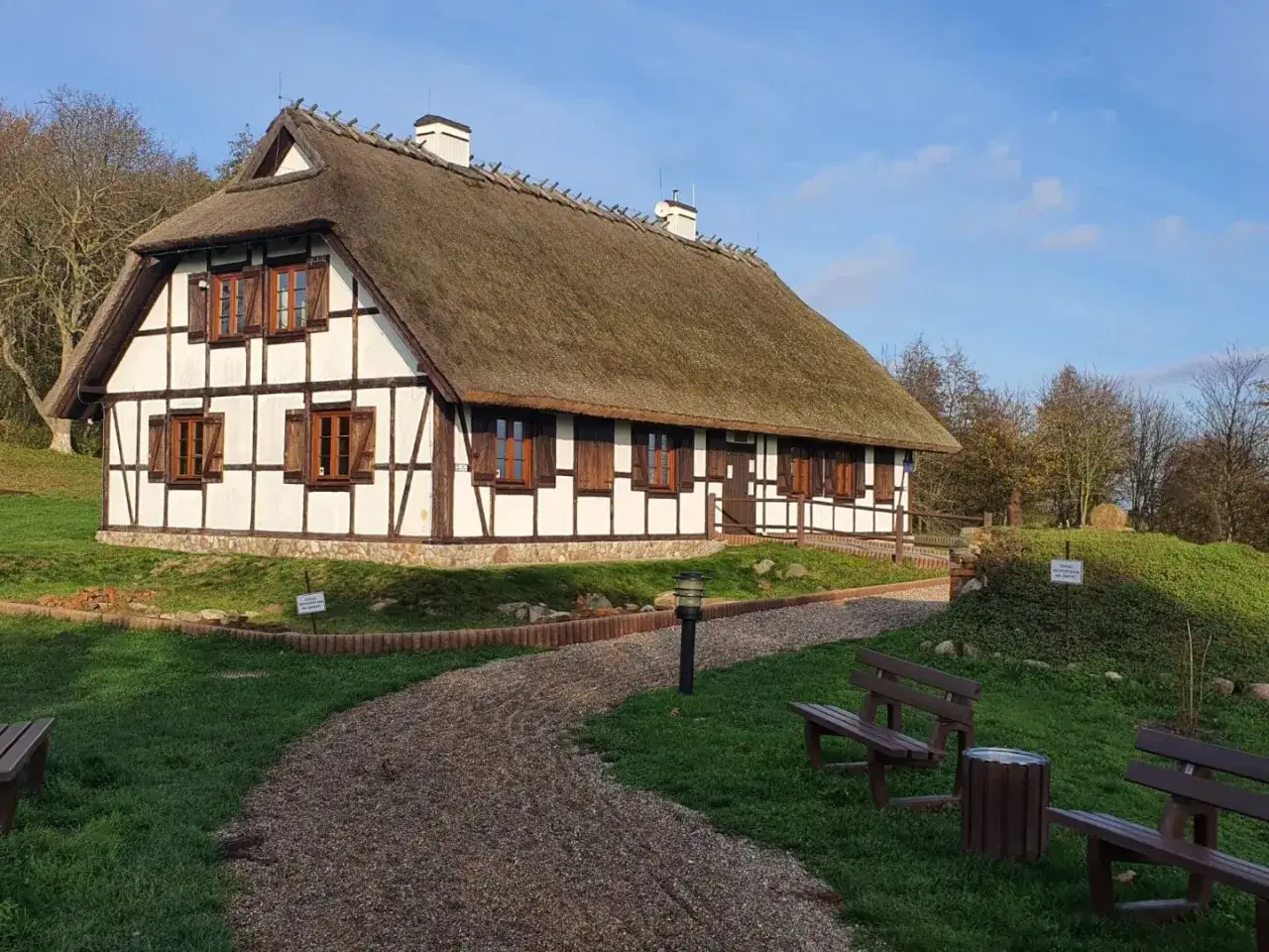 Tradycyjny dom z trzcinowym dachem w parku kulturowym Osada Łowców Fok w Rzucewie.
