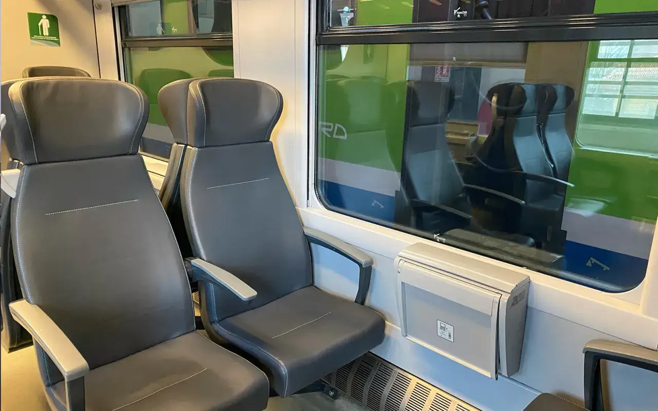 Wygodne fotele w pociągu do portu lotniczego Mediolan Malpensa. Czekamy na podróż!