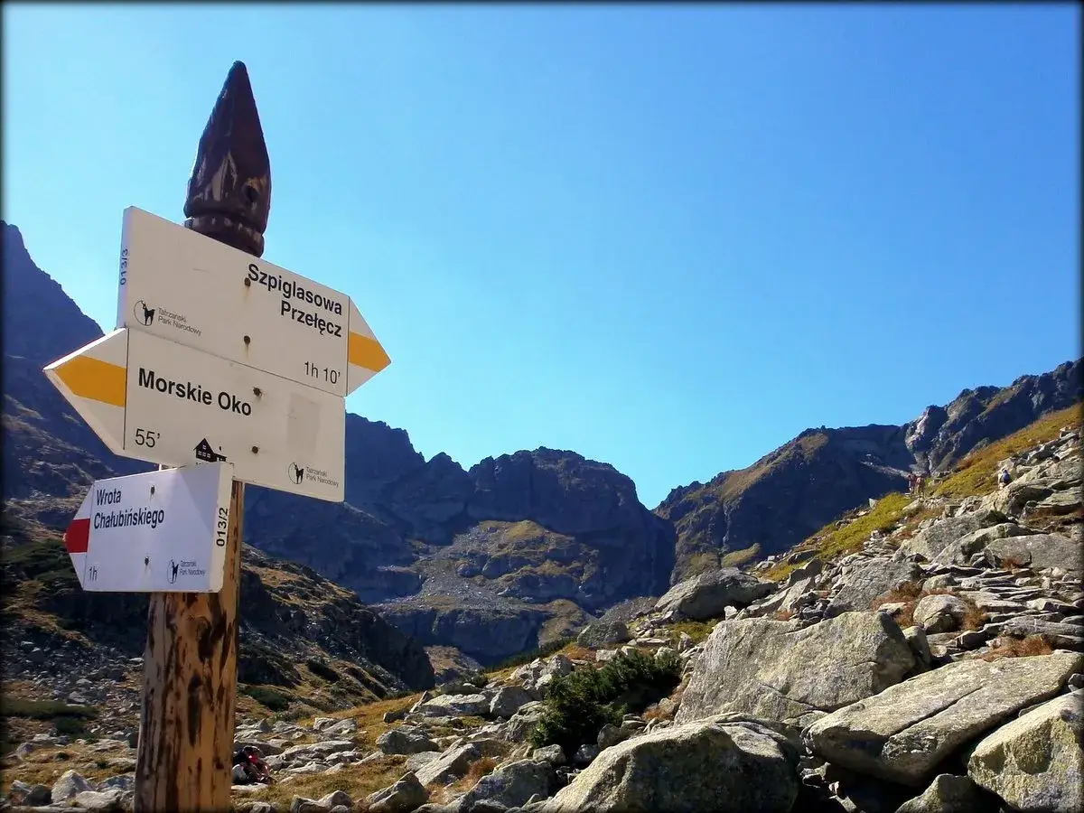 Droga do Morskiego Oka i Szpiglasowej Przełęczy. Wrota Chałubińskiego w oddali.
