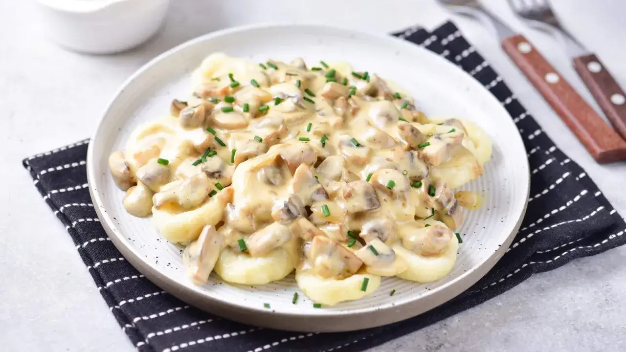 Krojenie pieczarek na desce