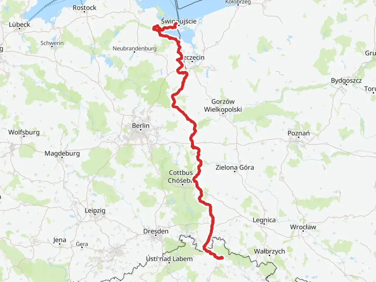 Mapa pokazuje szlak rowerowy Odra-Nysa, idealny na podr&oacute;ż z noclegami. Trasa biegnie od Świnoujścia przez Szczecin, aż po Czechy.
