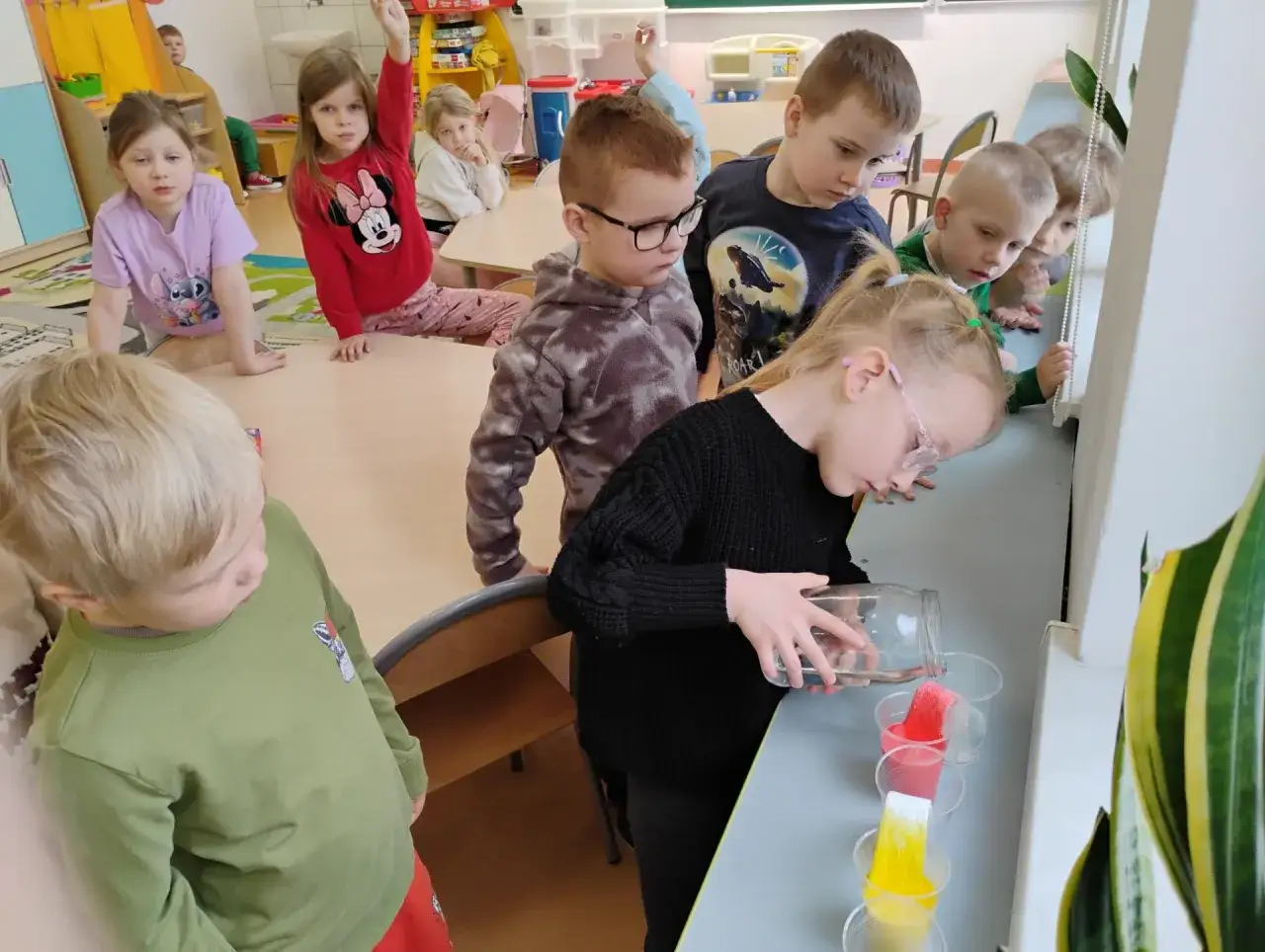 dziecko eksperymentuje z wodą