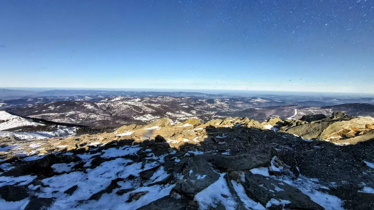 Kamienista grań i ośnieżone zbocza g&oacute;r tworzą malowniczy krajobraz. Perć akademik&oacute;w zimą, w słońcu, zaprasza do podziwiania rozległej panoramy.