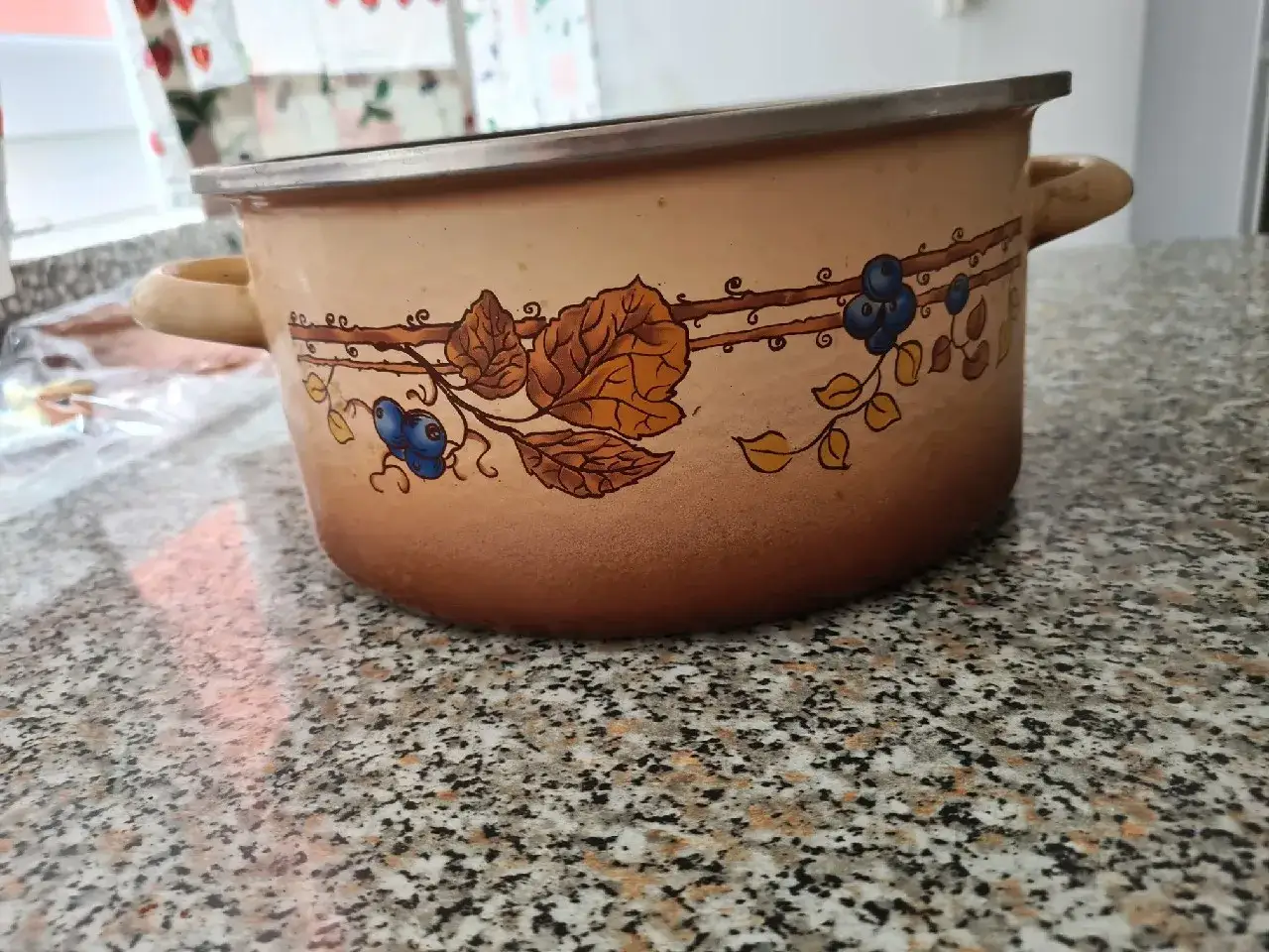 Stary garnek emaliowany z odpryskami