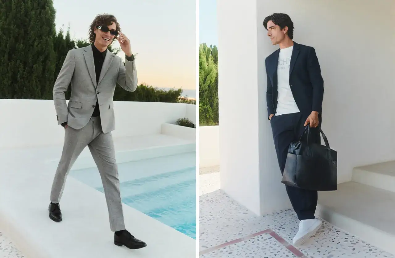 Dwóch mężczyzn prezentuje, jak się ubrać elegancko ale na luzie: jeden w szarym garniturze przy basenie, drugi w granatowym z torbą.