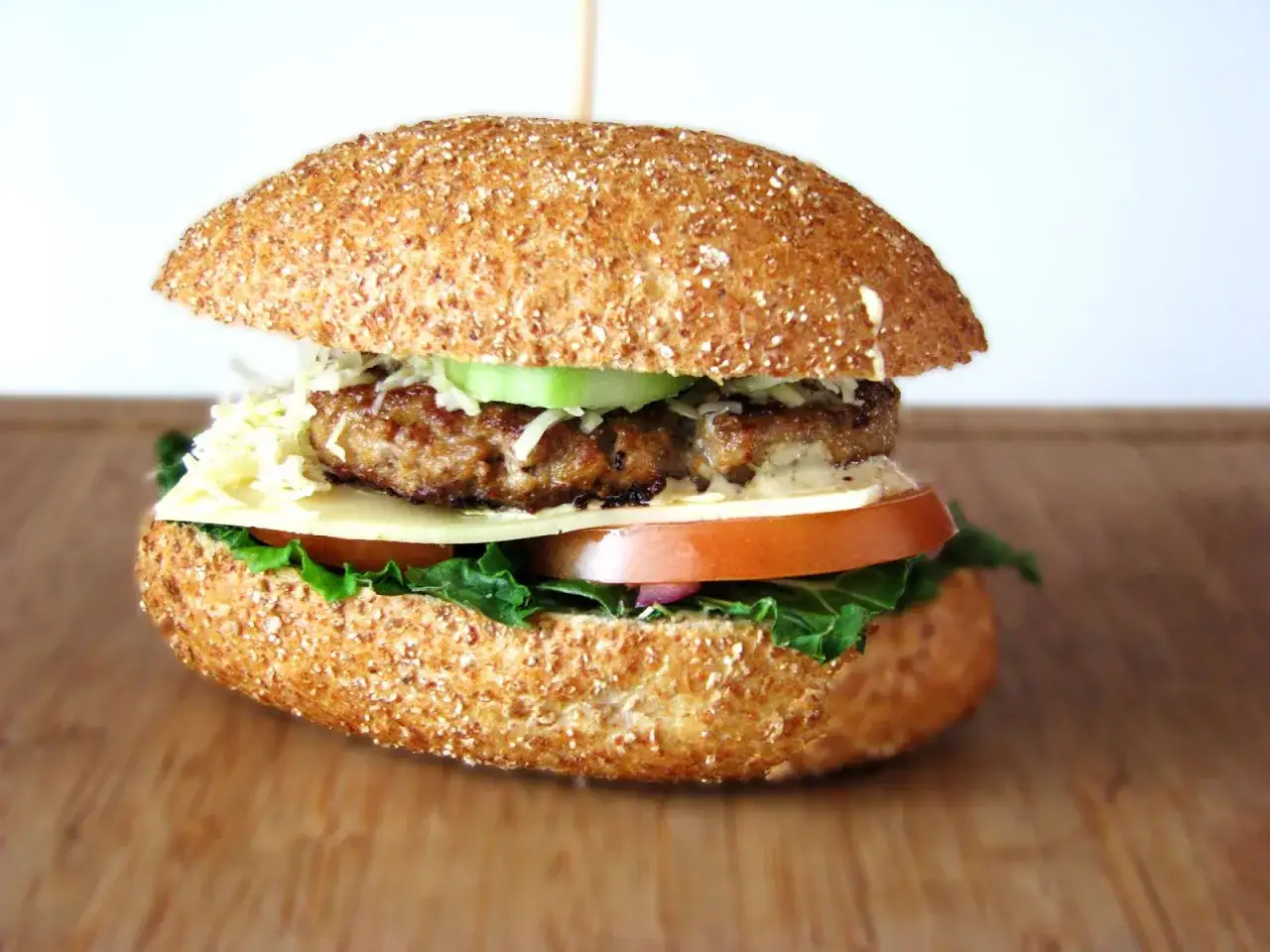 Doprawianie burger&oacute;w solą i pieprzem