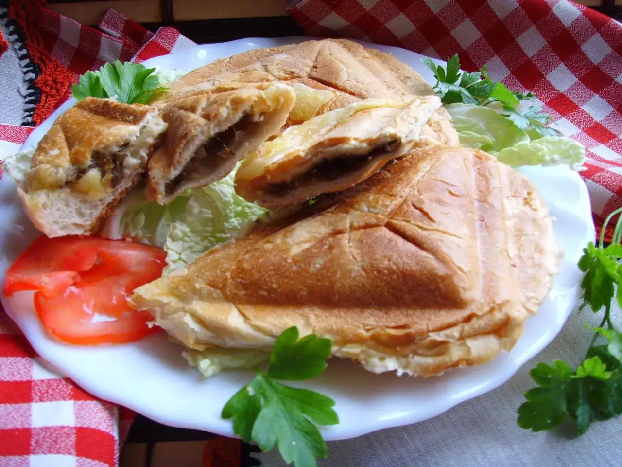 Złociste tosty z pieczarkami, podane z sałatą i pomidorem, kuszą aromatem i apetycznym wyglądem.