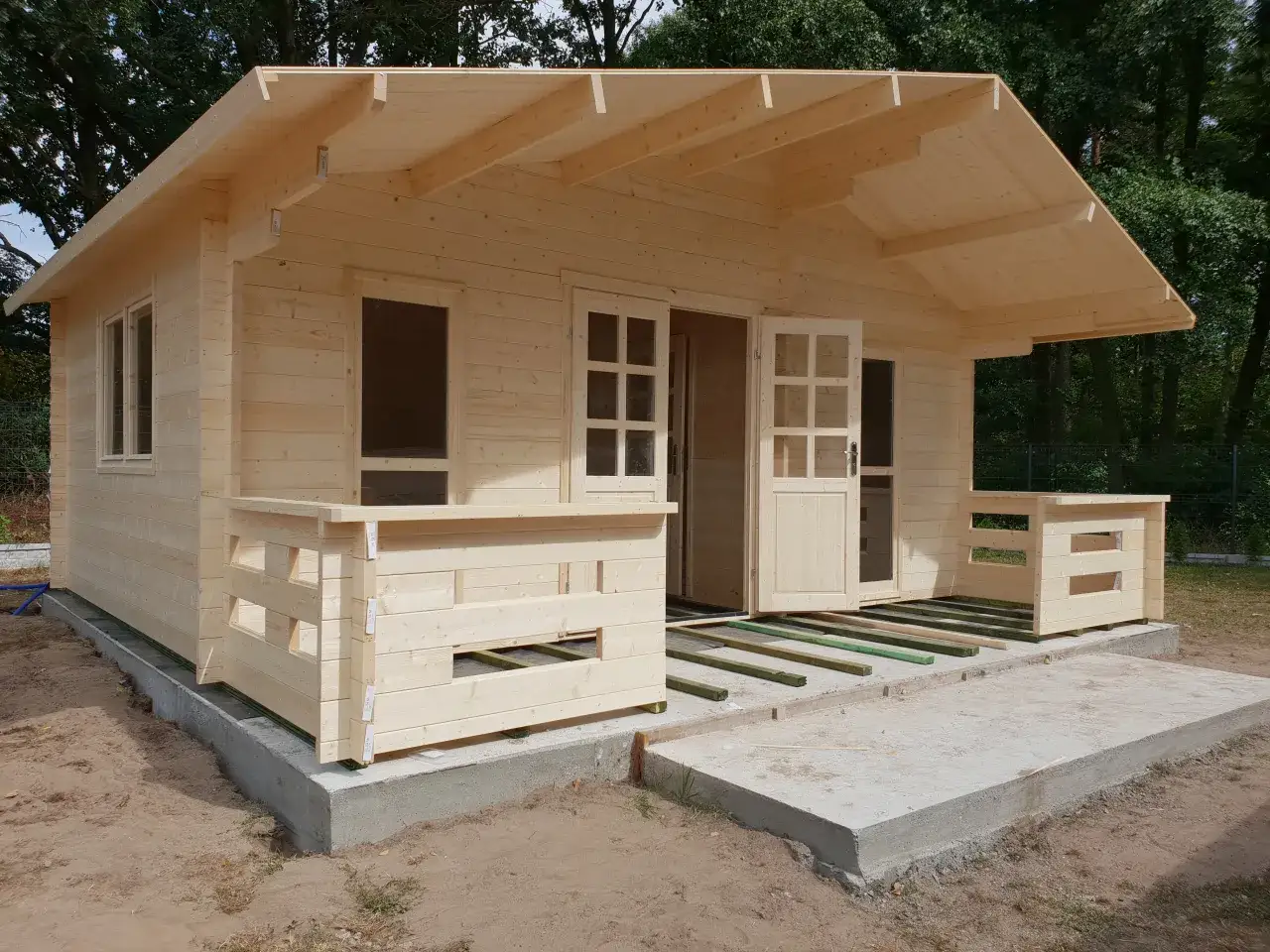 Solidna wylewka pod domek narzędziowy, gotowa na montaż drewnianej konstrukcji.