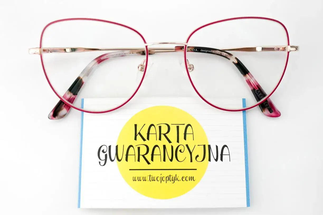 Eleganckie oprawki okularów z różową ramką i wzorzystymi zausznikami. Obok karta gwarancyjna, informująca ile jest gwarancji na oprawki okularów.