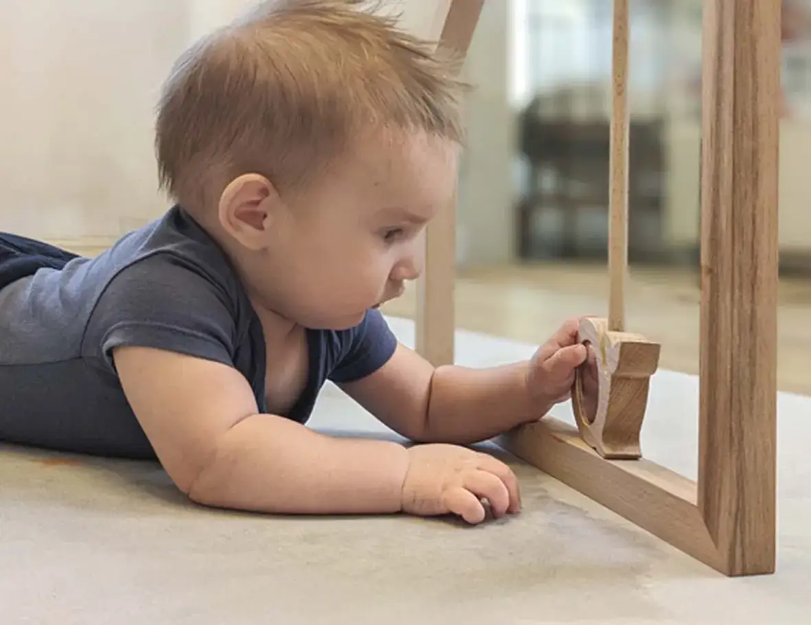 dziecko raczkujące poza matą edukacyjną