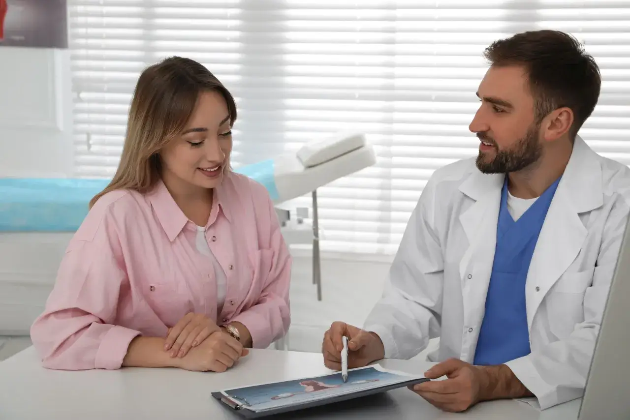 kobieta rozmawiająca z lekarzem ginekologiem