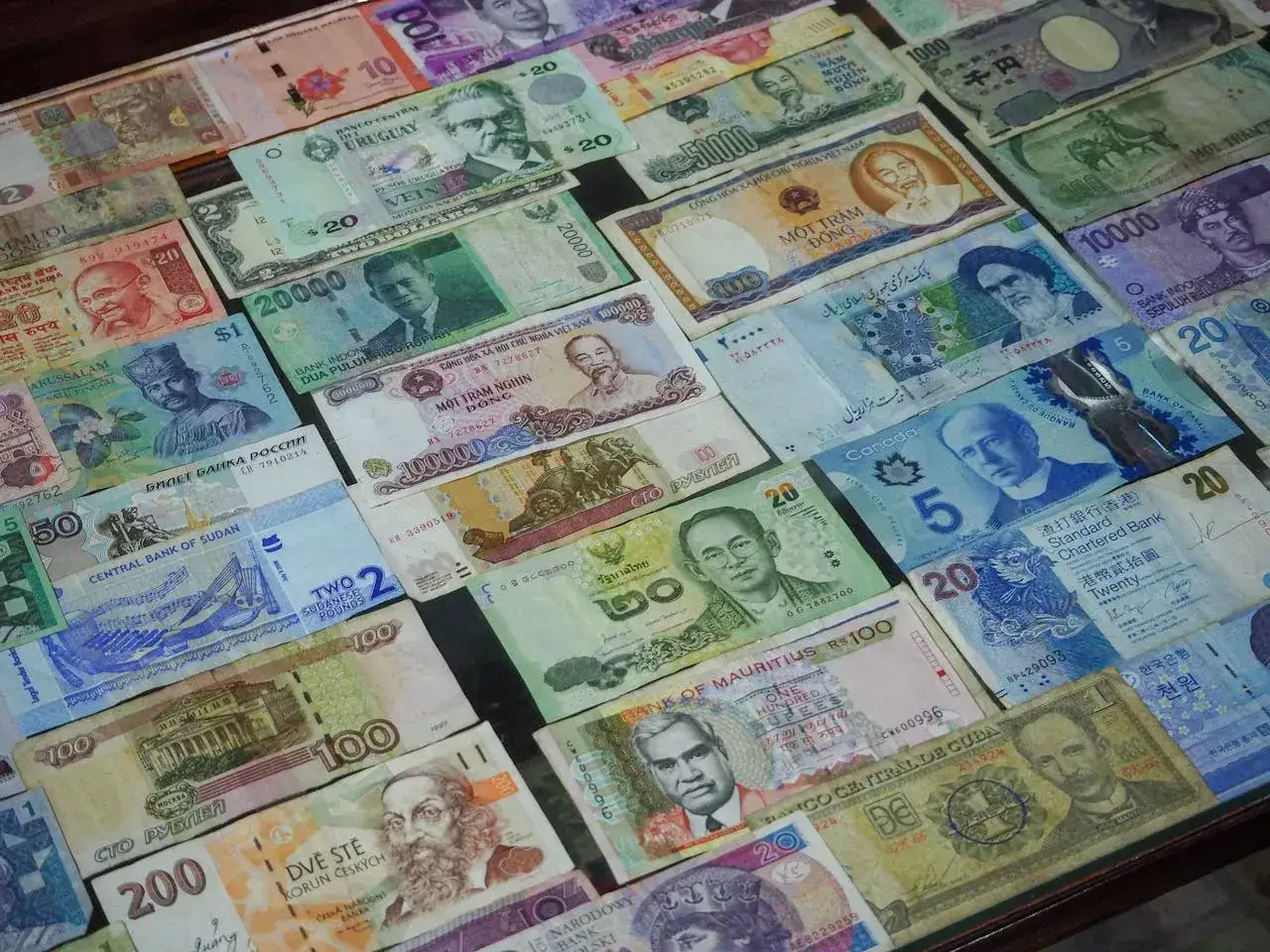 R&oacute;żne waluty świata, czyli **co to są dewizy** w praktyce. Kolekcja banknot&oacute;w z r&oacute;żnych kraj&oacute;w.