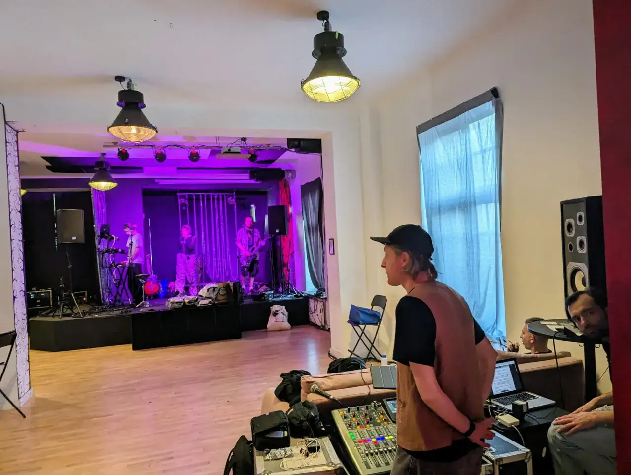 Wnętrze klubu muzycznego alternatywnego, wnętrze klubu Cotton Club Katowice zdjęcia archiwalne