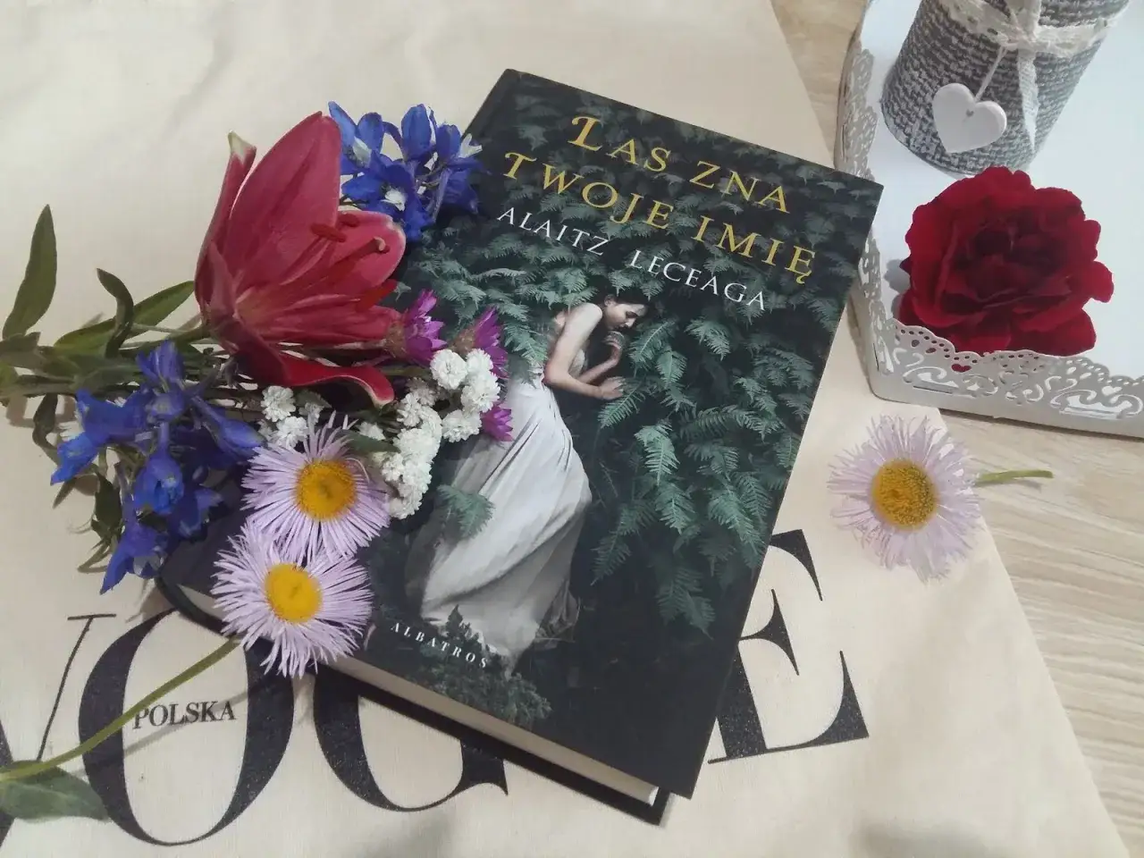 Stosy książek Las zna twoje imię recenzje i opinie