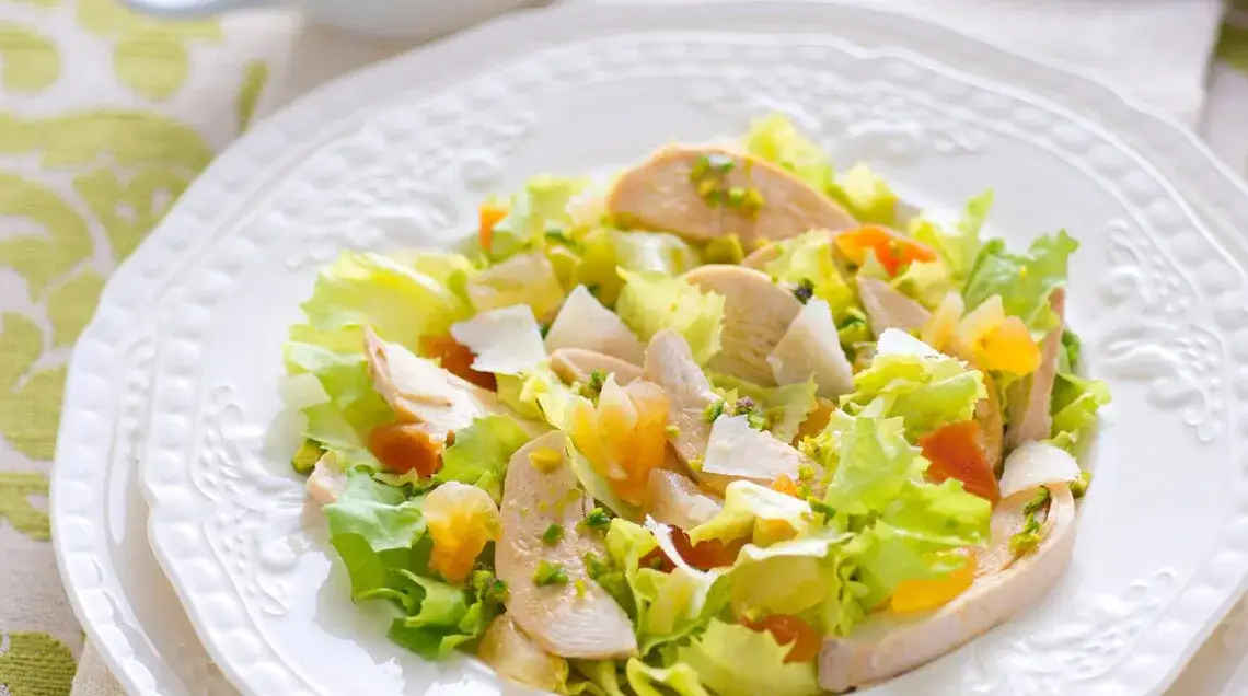 Varianti insalata di pollo light con yogurt e insalata di pollo esotica con frutta