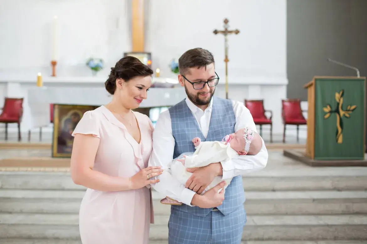 fotograf na chrzest, rodzice z dzieckiem w kościele