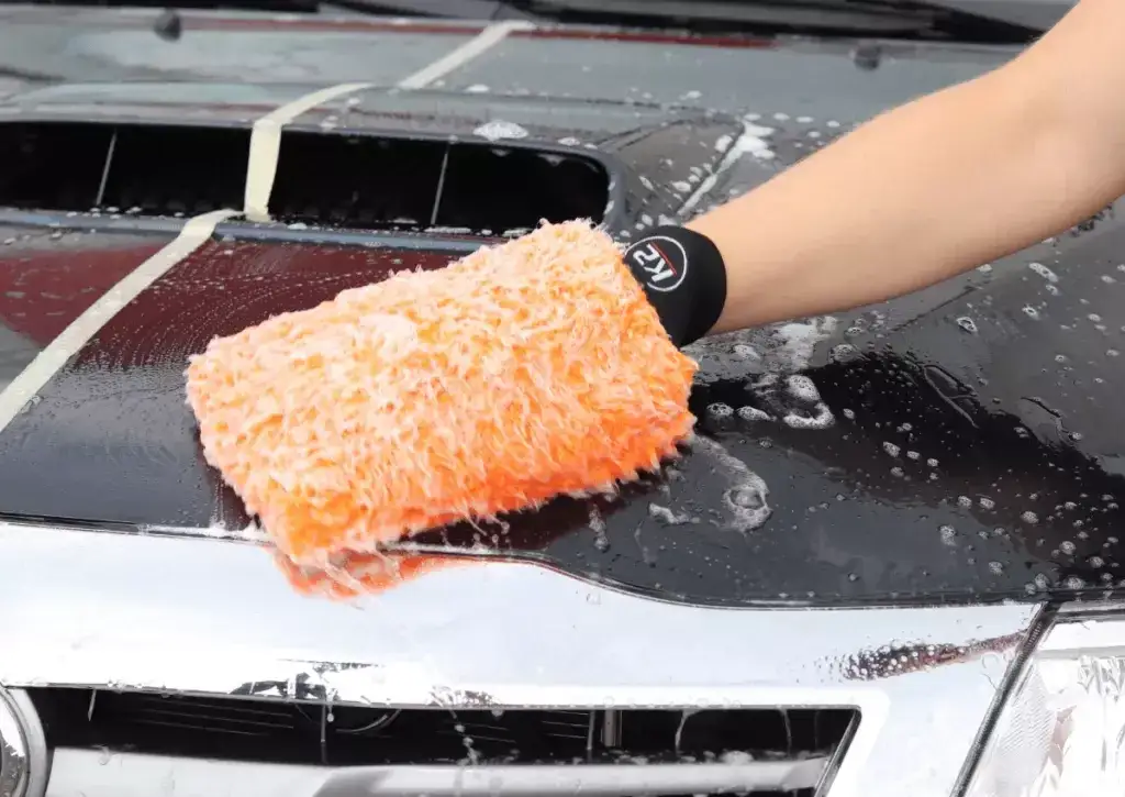 przygotowanie auta do polerowania glinkowanie mycie