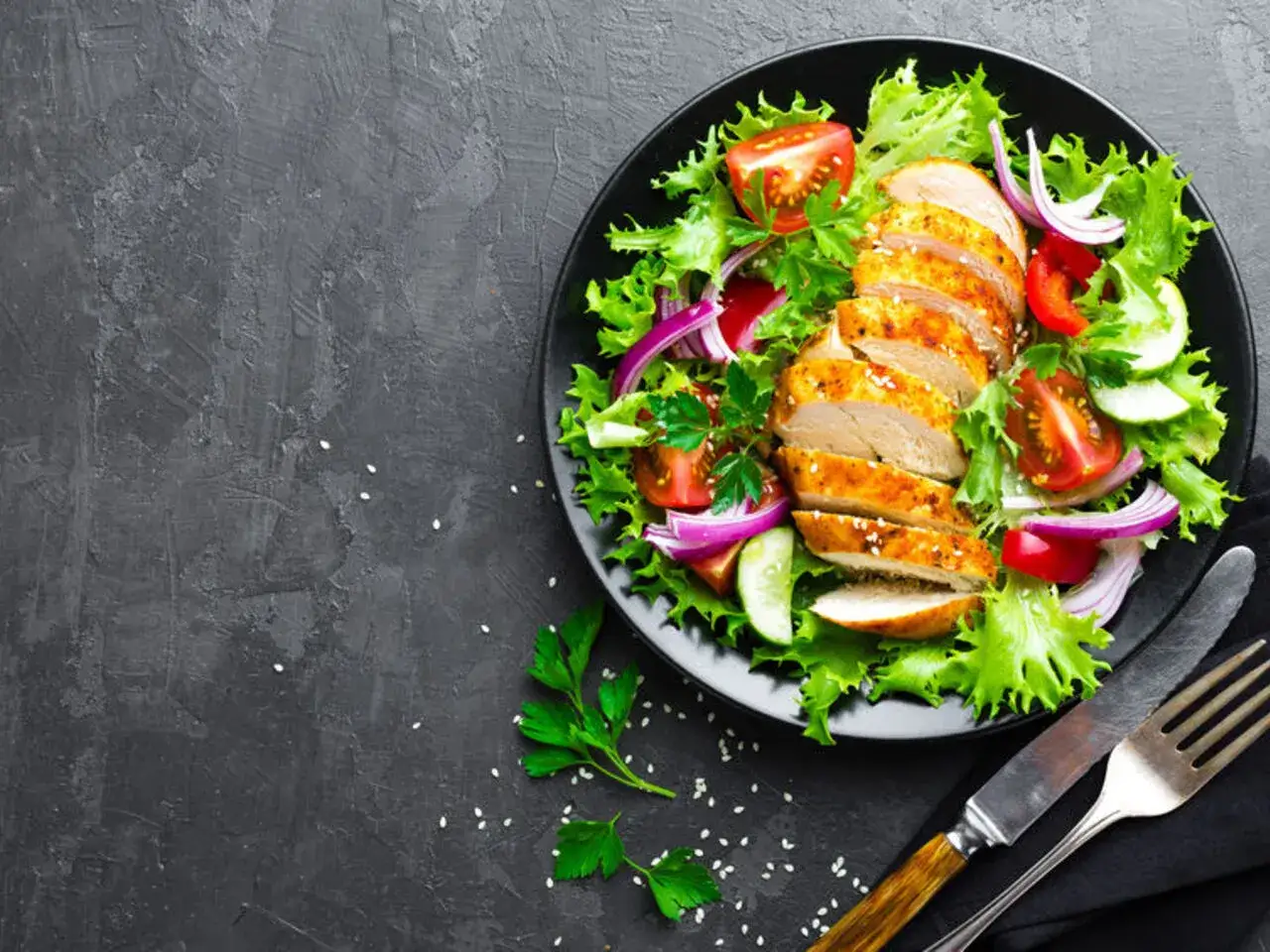 Kolacja z grillowanym kurczakiem i świeżymi warzywami, idealna do przepis&oacute;w na zdrową kolację.