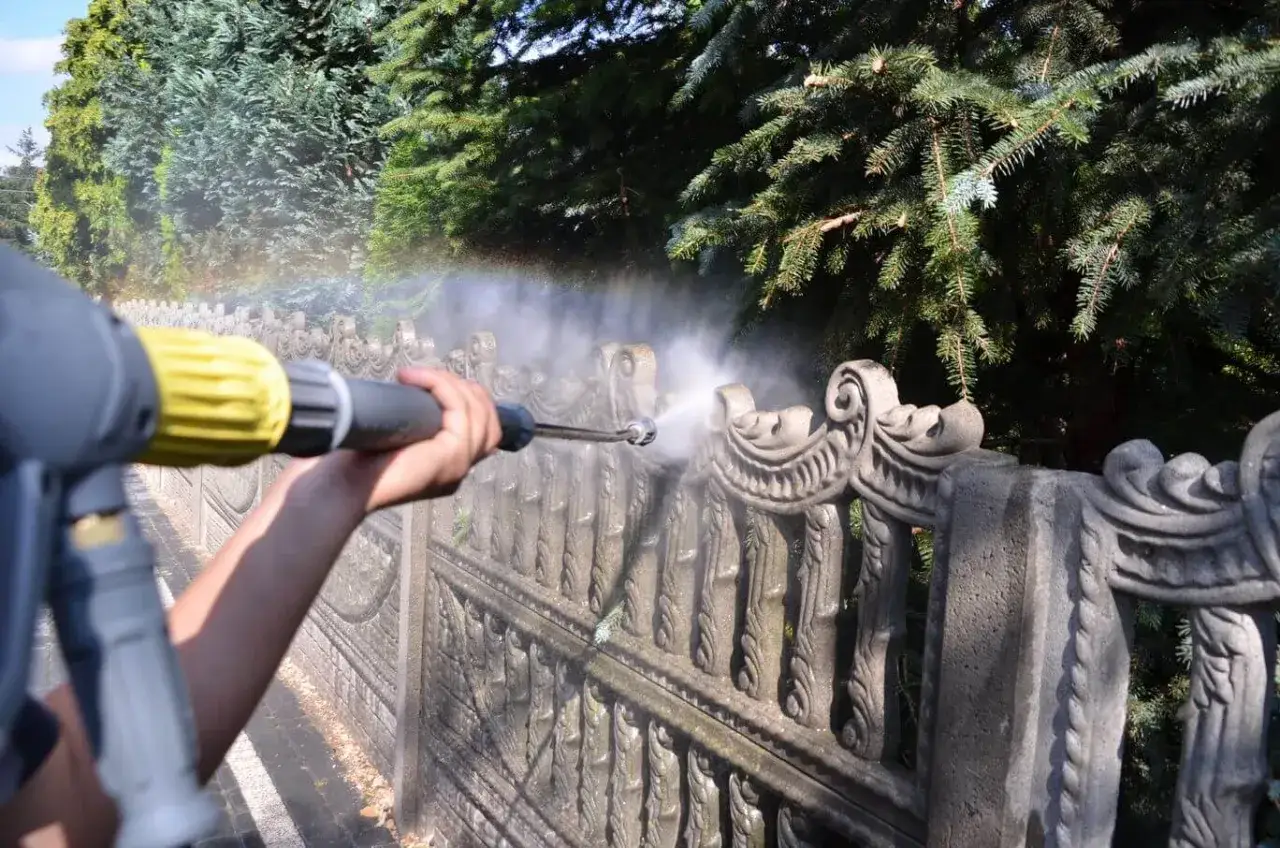 Przygotowanie płotu betonowego do czyszczenia