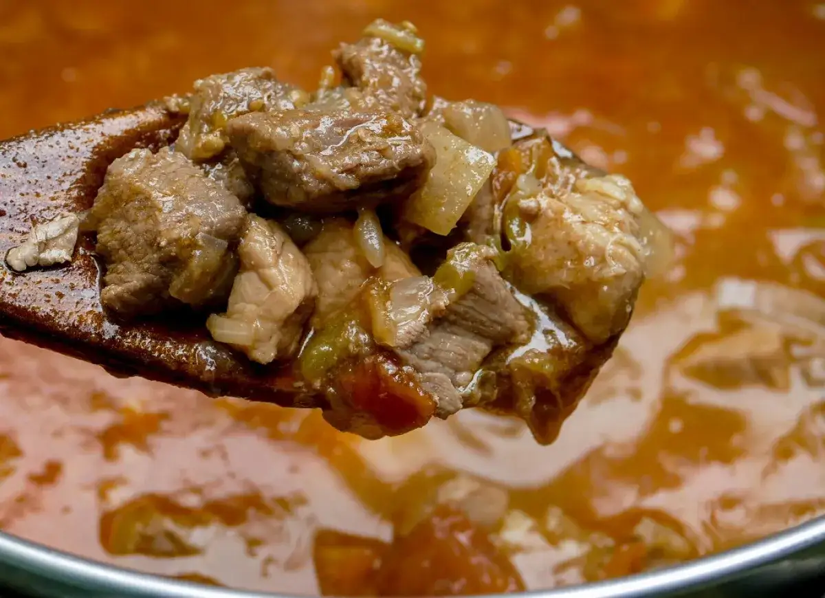 Łyżka gulaszu wieprzowego, pokazująca, jak zmiękczyć twarde mięso wieprzowe na gulasz naturalnymi metodami.