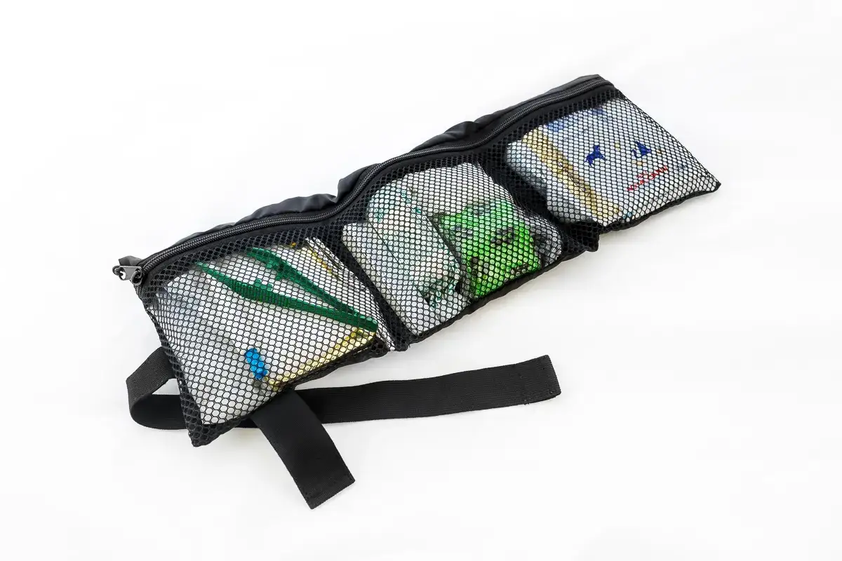 Saszetka z siatką, w kt&oacute;rej widać bandaże dla psa. Gdzie kupić taki zestaw pierwszej pomocy dla pupila?