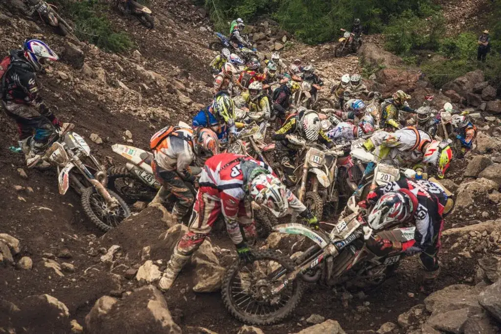 Zdjęcie Co je to enduro? Zjawić, jak różni się od motocrossu i jakie ma zasady