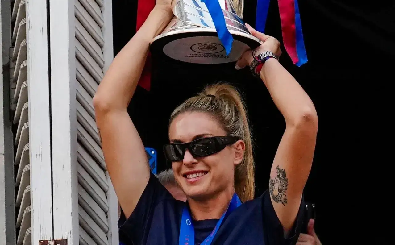 Piłkarka z pucharem Ligi Mistrzyń UEFA, symbol triumfu jednych z najlepszych klubów piłkarskich.