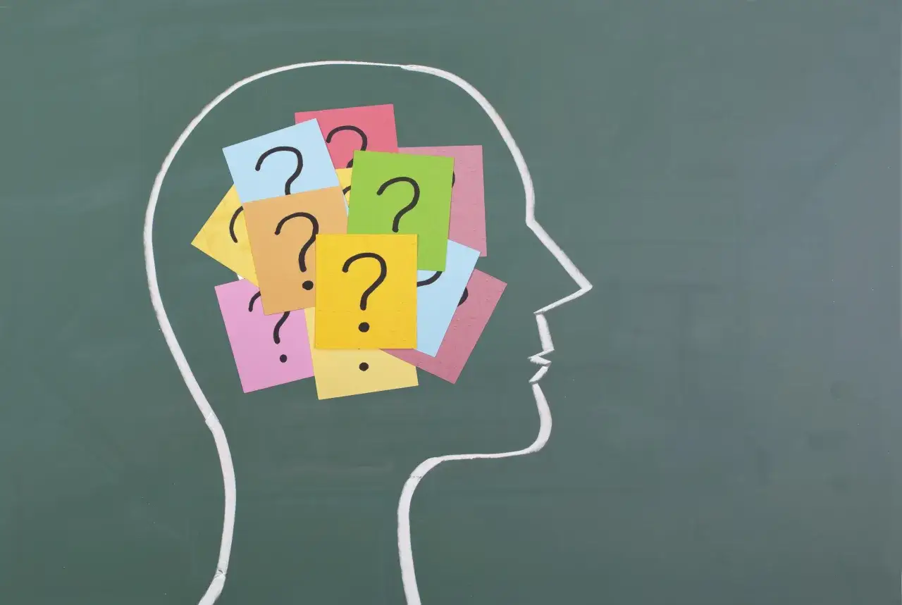 osoba zastanawiająca się nad dokumentem, symbol błędu