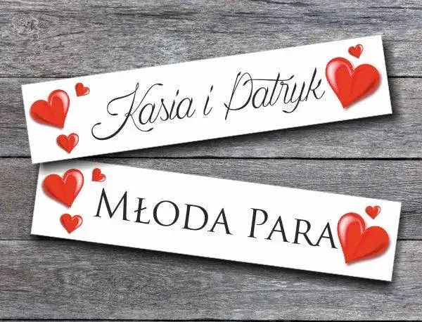 Para młoda przeglądająca dokumenty ślubne