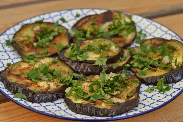 świeży bakłażan plastry s&oacute;l