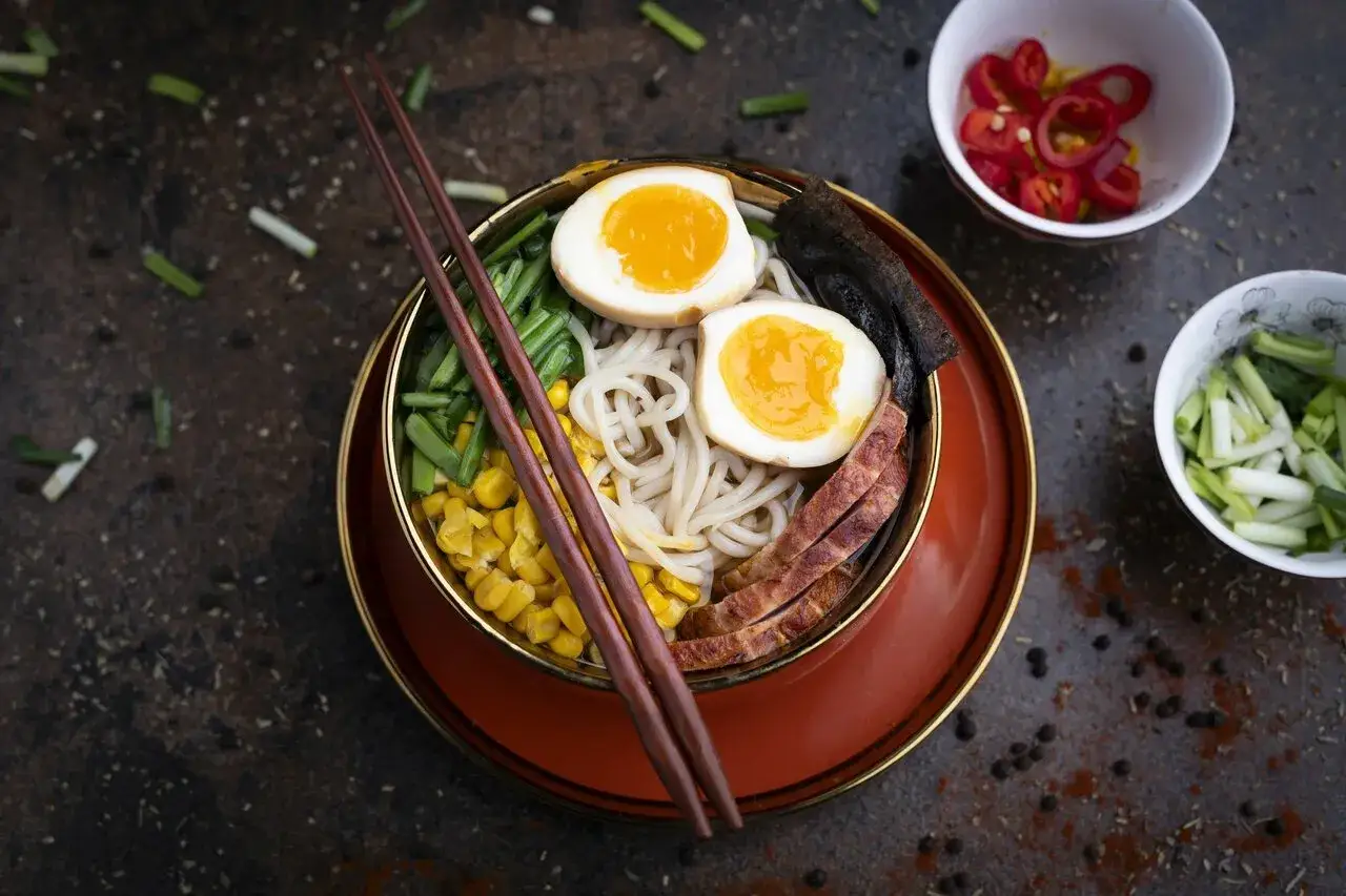 Nowoczesne dania z gotowanym jajkiem bowl ramen