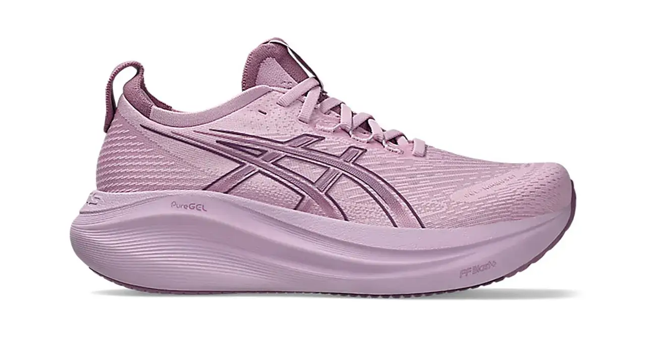 Różowe buty sportowe z fioletowymi detalami, idealne na bieganie dla początkujących.